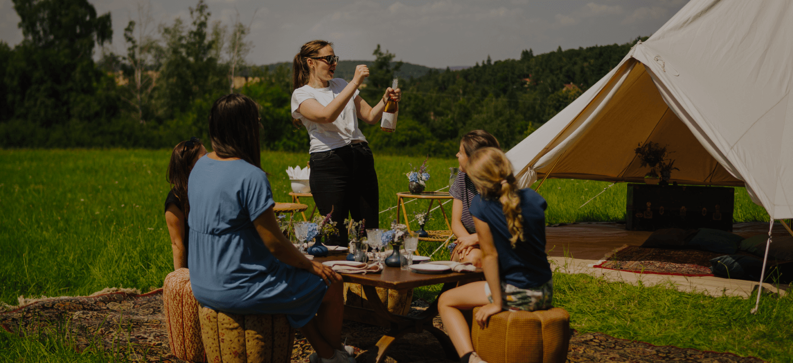 Glamping lidi otvírají šampaňské před stanem